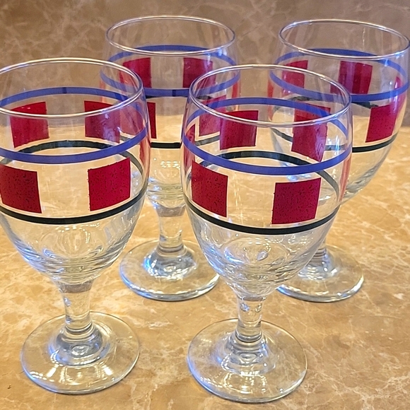 Set of 4 Goblet-style Drinking Glasses - Picture 3 of 15